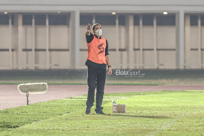 Pelatih Arema FC, Eduardo Almeida, sedang memberikan intruksi kepada para pemainnya dalam laga pekan keenam Liga 1 2021 di Stadion Madya, Senayan, Jakarta, 3 Oktober 2021.