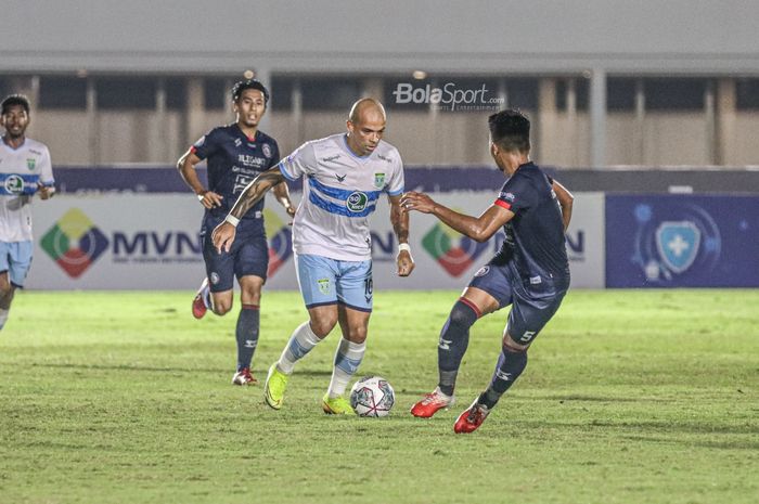 Striker Persela Lamongan, Ivan Carlos (kiri), sedang menguasai bola dalam laga pekan keenam Liga 1 2021 di Stadion Madya, Senayan, Jakarta, 3 Oktober 2021.