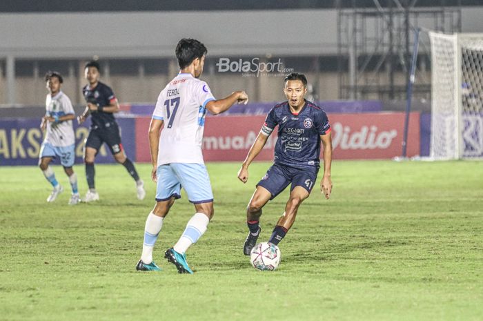 Pemain sayap kanan Arema FC, Dendi Santoso (kanan), merasa senang karena Singo Edan keluar dari zona degradasi.