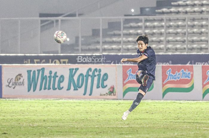 Gelandang Arema FC, Renshi Yamaguchi, sedang menendang bola dalam laga pekan keenam Liga 1 2021 di Stadion Madya, Senayan, Jakarta, 3 Oktober 2021.