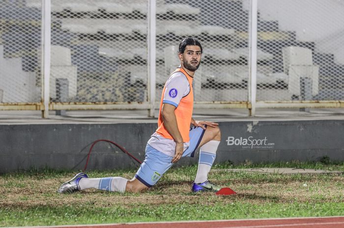 Gelandang Persela Lamongan, Jabar Sharza, sedang melakukan pemanasan dalam laga pekan keenam Liga 1 2021 di Stadion Madya, Senayan, Jakarta, 3 Oktober 2021.