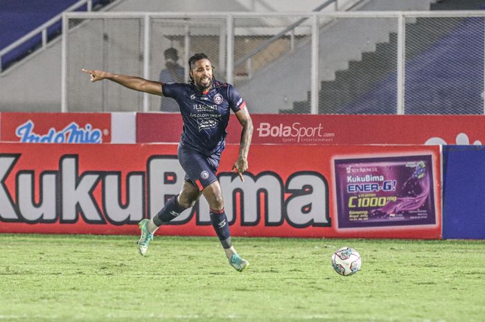Striker Arema FC, Carlos Fortes, sedang menguasai bola dalam laga pekan keenam Liga 1 2021 di Stadion Madya, Senayan, Jakarta, 3 Oktober 2021.