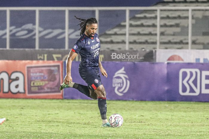 Striker Arema FC, Carlos Fortes, sedang menguasai bola dalam laga pekan keenam Liga 1 2021 di Stadion Madya, Senayan, Jakarta, 3 Oktober 2021.