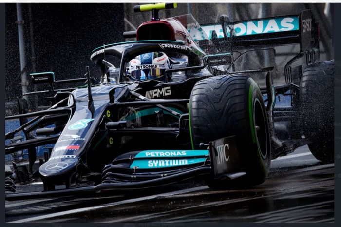 Pembalap Mercedes, Valtteri Bottas, saat mengaspal pada F1 GP Turki 2021 di Istanbul Park, Minggu (10/10/2021).