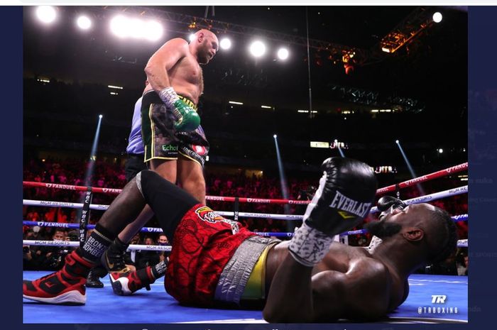 Momen saat Tyson Fury menjatuhkan Deontay Wilder pada duel trilogi mereka di T-Mobile Arena, Las Vegas, Nevada, Amerika Serikat, Minggu (10/10/2021).