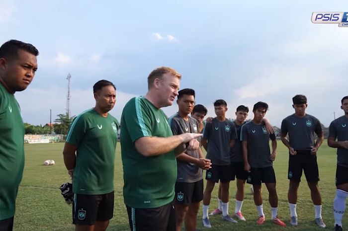 Pelatih baru PSIS Semarang, Andrew Gillian, saat menjalani latihan perdana besama tim di Lapangan Putat Gede, Kabupaten Kendal, Jumat, 8 Oktober 2021.