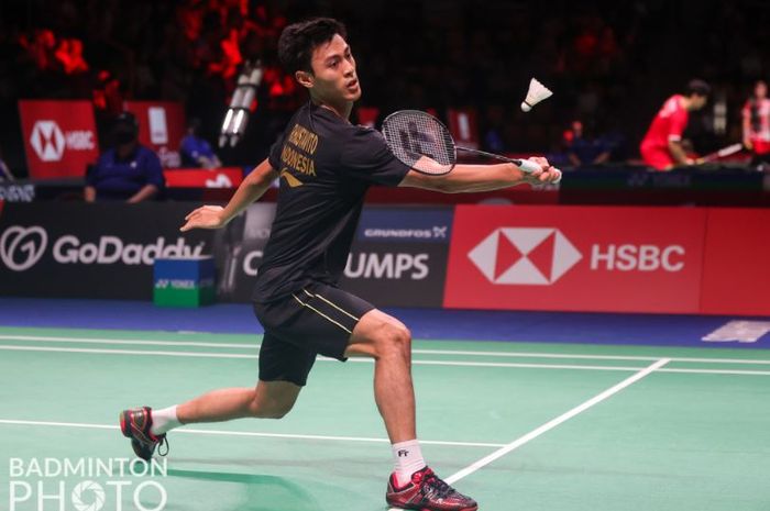 Pemain tunggal putra Indonesia, Shesar Hiren Rhustavito, saat menghadapi wakil Aljazair, Mohamed Abderrahime Belarbi, pada penyisihan grup A Thomas Cup 2020 di Ceres Arena, Aarhus, Denmark, Minggu (10/10/2021).