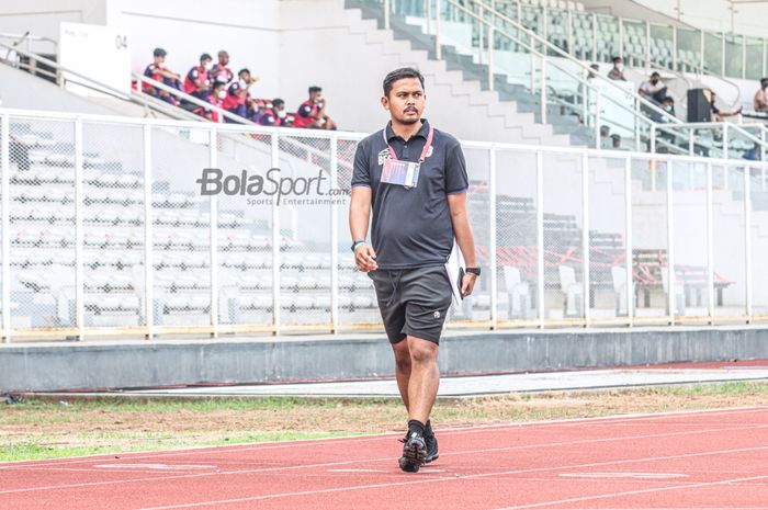 Asisten pelatih RANS Cilegon FC, Bayu Eka Sari alias Bang Bes, nampak hadir dalam laga pekan kedua Liga 2 2021 di Stadion Madya, Senayan, Jakarta, 5 Oktober 2021.