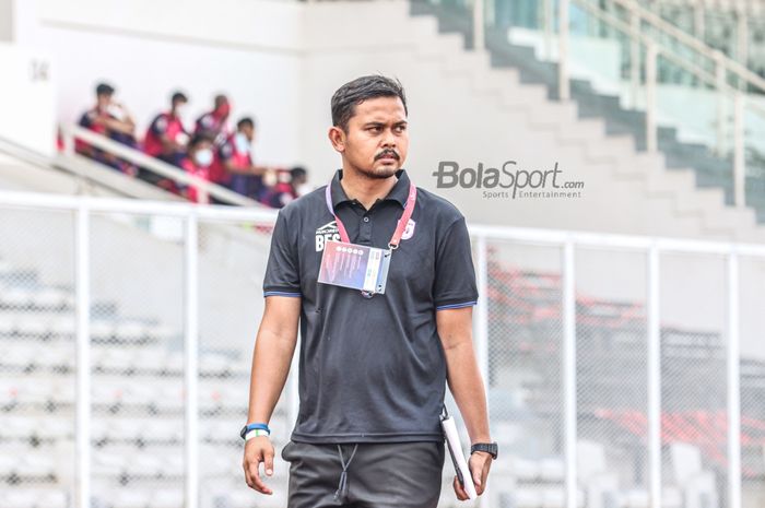 Asisten pelatih RANS Cilegon FC, Bayu Eka Sari alias Bang Bes, nampak hadir dalam laga pekan kedua Liga 2 2021 di Stadion Madya, Senayan, Jakarta, 5 Oktober 2021.