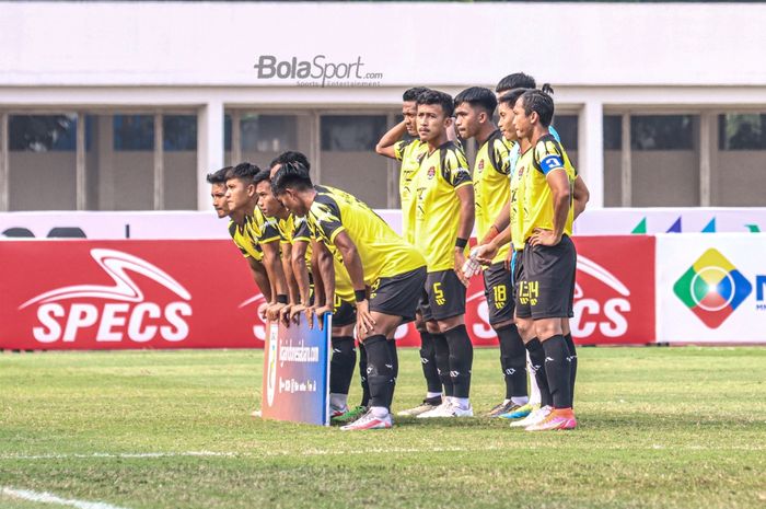 Skuat Persekat Kabupaten Tegal sedang berfoto tim dalam laga pekan kedua Liga 2 2021 di Stadion Madya, Senayan, Jakarta, 5 Oktober 2021.