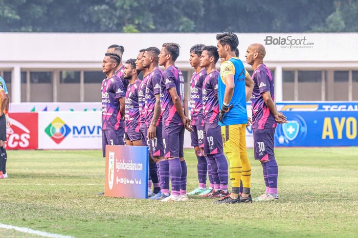 Skuat RANS Cilegon FC sedang berfoto tim dalam laga pekan kedua Liga 2 2021 di Stadion Madya, Senayan, Jakarta, 5 Oktober 2021.