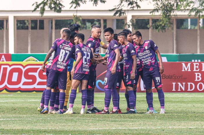 Skuat RANS Cilegon FC sedang melakukan briefing dalam laga pekan kedua Liga 2 2021 di Stadion Madya, Senayan, Jakarta, 5 Oktober 2021.
