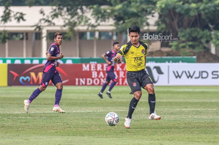 Gelandang Persekat Kabupaten Tegal, Chrystna Bhagascara (jersey kuning), sedang menguasai bola dalam laga pekan kedua Liga 2 2021 di Stadion Madya, Senayan, Jakarta, 5 Oktober 2021.