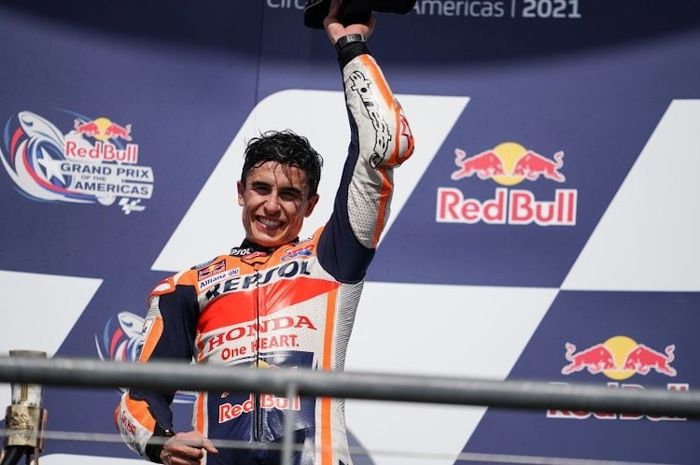 Pembalap Repsol Honda, Marc Marquez saat berdiri di podium juara MotoGP Americas 2021.