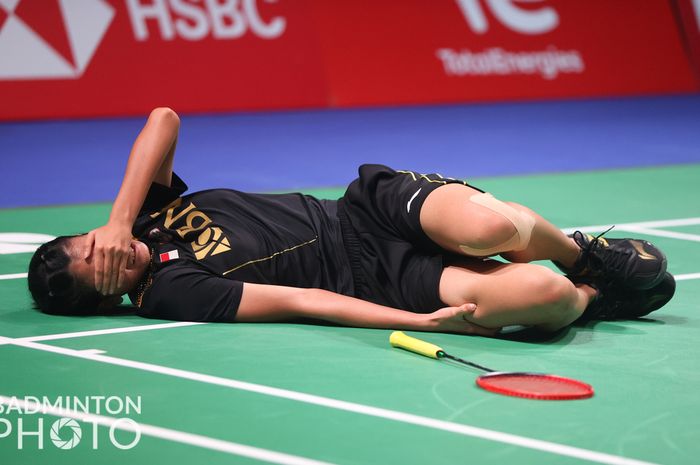 Pebulu tangkis tunggal putri Indonesia, Nandini Putri Arumni, memegangi paha kanannya usai mendarat dengan tidak sempurna pada pertandingan penyisihan Grup A Uber Cup 2020 melawan wakil Prancis, Yaelle Hoyaux, di Ceres Arena, Aarhus, Denmark, Senin (10/11/2021).