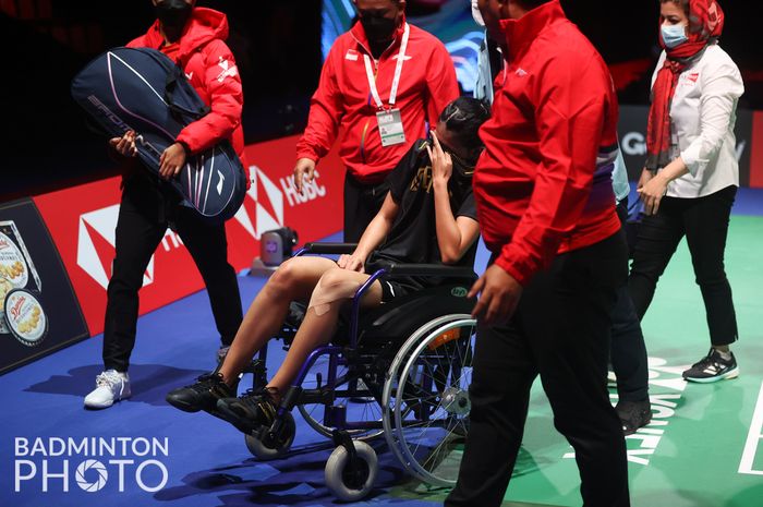 Pebulu tangkis tunggal putri Indonesia, Nandini Putri Arumni, dibawa keluar lapangan dengan kursi roda setelah mengalami cedera pada pertandingan penyisihan Grup A Uber Cup 2020 melawan wakil Prancis, Yaelle Hoyaux, di Ceres Arena, Aarhus, Denmark, Senin (10/11/2021).