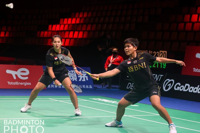 Pasangan ganda putri Indonesia, Siti Fadia Silva Ramadhanti, beraksi pada partai kelima Uber Cup 2020 melawan Prancis di Ceres Arena, Aarhus, Denmark, Senin (11/10/2021).