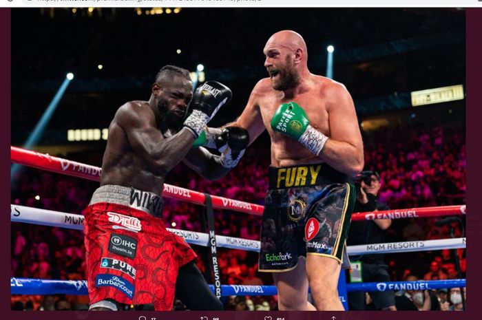 Tyson Fury (kanan) saat menjotos Deontay Wilder (kiri) ketika melakoni trilogi di T-Mobile Arena, Las Vegas, Nevada, Amerika Serikat, Minggu (10/10/2021).