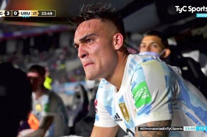 Striker Argentina, Lautaro Martinez, menangis saat melawan Urguay.