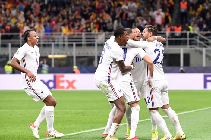 Para pemain Prancis mengerubungi Kylian Mbappe setelah berhasil mencetak gol dan mengubah kedudukan menjadi 2-1 atas Spanyol pada final UEFA Nations League 2021.