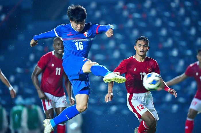 Pemain timnas Taiwan, Hsu Heng-pin, saat mencetak gol ke gawang timnas Indonesia dalam leg pertama play-off Kualifikasi Piala Asia 2023, Kamis (7/10/2021).