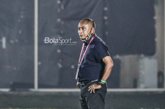 Pelatih Martapura Dewa United, Kas Hartadi, sedang memantau para pemainnya dalam laga pekan kedua Liga 2 2021 di Stadion Madya, Senayan, Jakarta, 5 Oktober 2021.