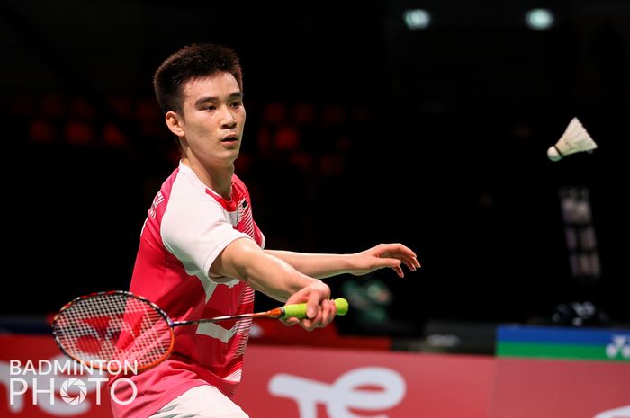 Aksi tunggal putra Thailand, Kantaphon Wangcharoen saat melawan Anthony Sinisuka Ginting pada Thomas Cup 2020, Senin (11/10/2021)