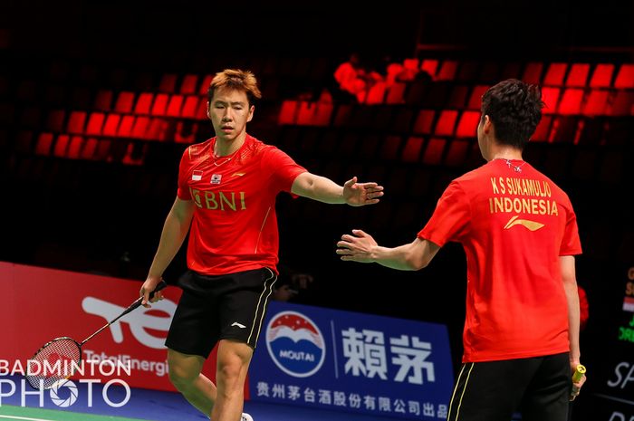 Pasangan ganda putra Indonesia, Marcus Fernaldi Gideon/Kevin Sanjaya Sukamuljo, melakukan tos di sela pertandingan melawan wakil Thailand, Supak Jomkoh/Kittinupong Kedren, pada lanjutan penyisihan Grup A Thomas Cup 2020 di Ceres Arena, Aarhus, Denmark, Senin (11/10/2021).