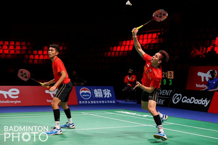 Pasangan ganda putra Indonesia, Fajar Alfian/Muhammad Rian Ardianto, saat bertanding melawan wakil Thailand, Natthapat Trinkajee/Tanupat Viriyangkura, pada lanjutan penyisihan Grup A Thomas Cup 2020 di Ceres Arena, Aarhus, Denmark, Senin (11/10/2021).