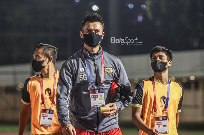 Kiper Martapura Dewa United, Shahar Ginanjar (tengah), nampak telah memasuki lapangan dalam laga pekan kedua Liga 2 2021 di Stadion Madya, Senayan, Jakarta, 5 Oktober 2021.