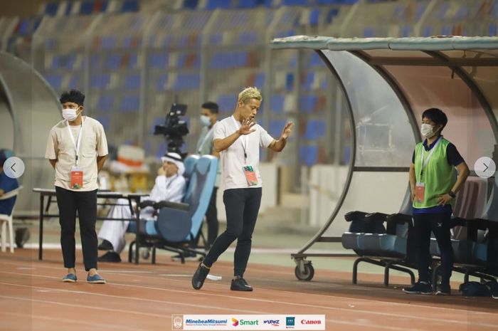 Keisuke Honda mendampingi Kamboja saat mengalahkan Guam dengan skor 2-1 pada laga leg kedua play-off Kualifikasi Piala Asia 2023 di Khalifa Sport City, Bahrain, pada Selasa (12/10/2021).