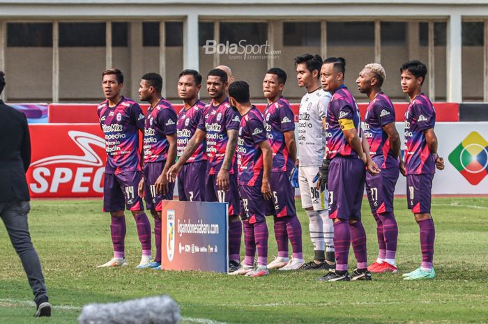 Skuad RANS Cilegon FC sedang melakukan foto tim dalam laga pekan ketiga Liga 2 2021 di Stadion Madya, Senayan, Jakarta, 12 Oktober 2021.