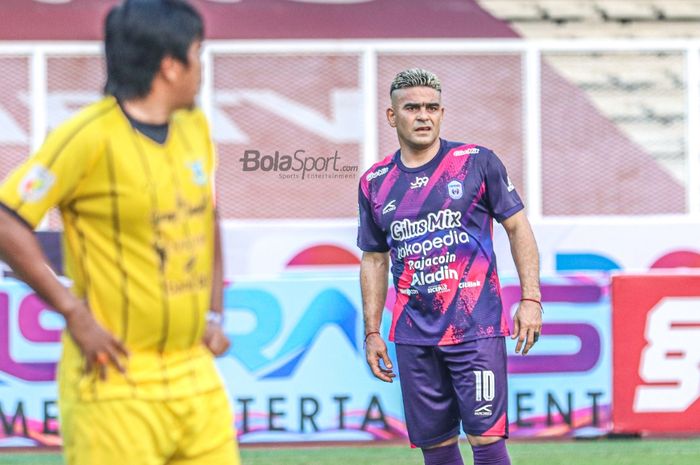 Striker RANS Cilegon FC, Cristian Gonzales (kanan), sedang ikut bertanding dalam pekan ketiga Liga 2 2021 di Stadion Madya, Senayan, Jakarta, 12 Oktober 2021.