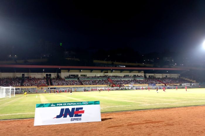 Laga final PON XX cabang sepak bola antara Papua vs Aceh di Stadion Mandala, Jayapura, Kamis (14/10/2021)