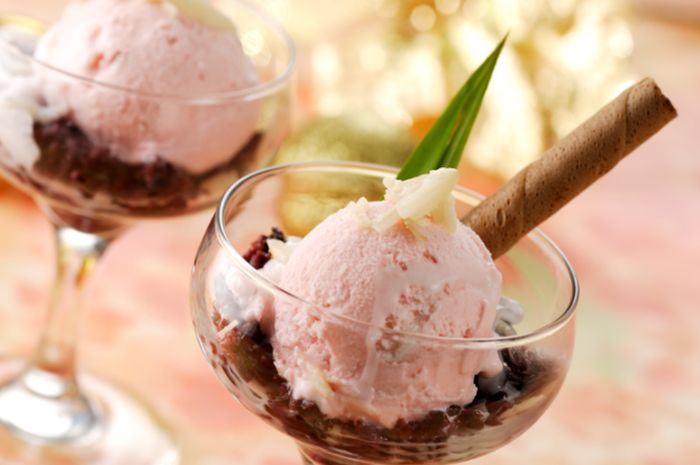 Hidangan es krim kelapa muda untuk menu buka puasa Ramadhan