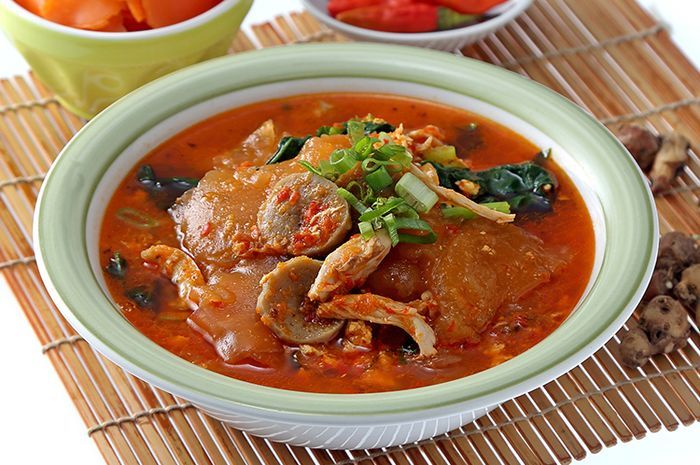 Hidangan seblak kuah pedas untuk menu makan siang enak.
