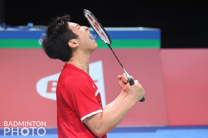 Pebulu tangkis tunggal putra Korea Selatan, Heo Kwang-hee, bereaksi setelah berhasil mengalahkan pemain nomor satu dunia asal Jepang, Kento Momota, dalam laga perempat final Thomas Cup 2020 di Ceres Arena, Aarhus, Denmark, Jumat (15/10/2021).