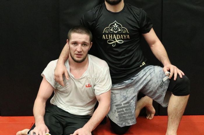 Khabib Nurmagomedov (kanan) saat memperkenalkan temannya, Saygid Izagakhmaev (kiri) sebagai bagian dari ONE Championship.