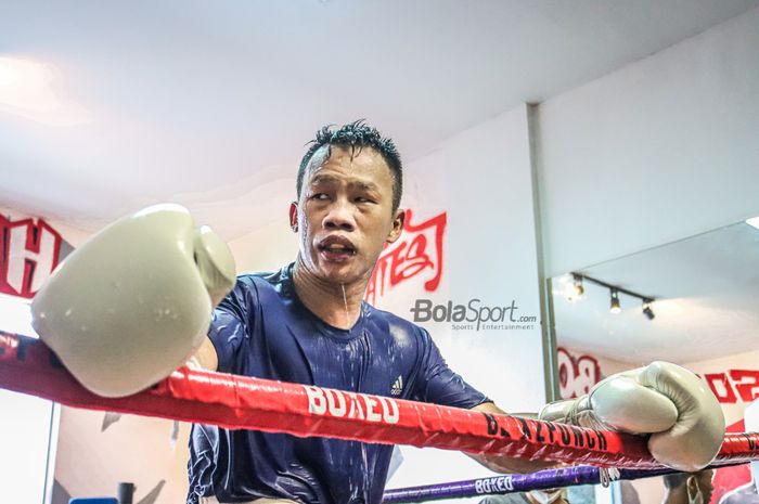 Petinju asal Indonesia, Daud Yordan, nampak sedang beristirahat sejenak dalam latihannya di Box2punch, Ampera, Jakarta Selatan, 16 Oktober  2021.