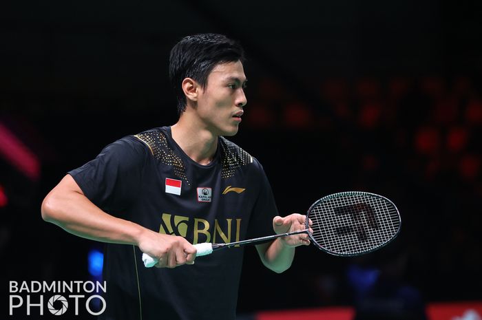 Pebulu tangkis tunggal putra Indonesia, Shesar Hiren Rhustavito, saat menjalani pertandingan melawan wakil Taiwan, Chi Yu Jen, pada laga terakhir penyisihan Grup A Thomas Cup 2020 di Ceres Arena, Aarhus, Denmark, Rabu (13/10/2021).