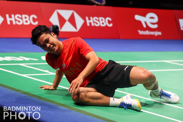 Anthony Sinisuka Ginting saat tampil melawan Viktor Axelsen pada semifinal Thomas Cup 2020, Sabtu (16/10/2021)