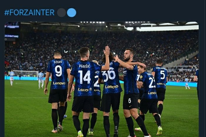 Pemain sayap Inter Milan, Ivan Perisic, merayakan gol yang ia cetak ke gawang Lazio pada laga lanjutan Liga Italia di Stadion Olimpico, Sabtu (16/10/2021).