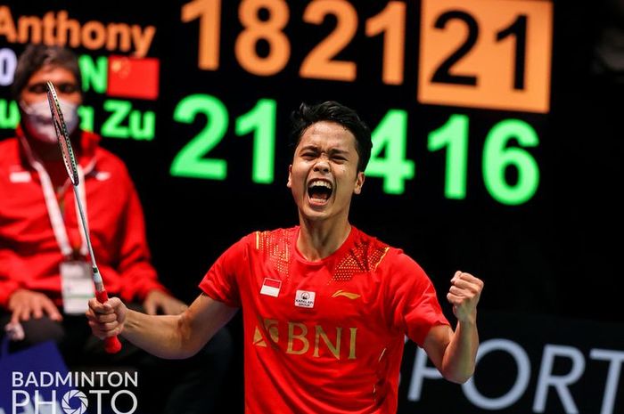 Tunggal putra Indonesia Anthony Sinisuka Ginting merayakan kemenangan atas Lu Guang Zu pada final Piala Thomas 2020 di Ceres Arena, Aarhus, Denmark, Minggu (17/10/2021) malam WIB.(BadmintonPhoto/Yohan Nonotte) 