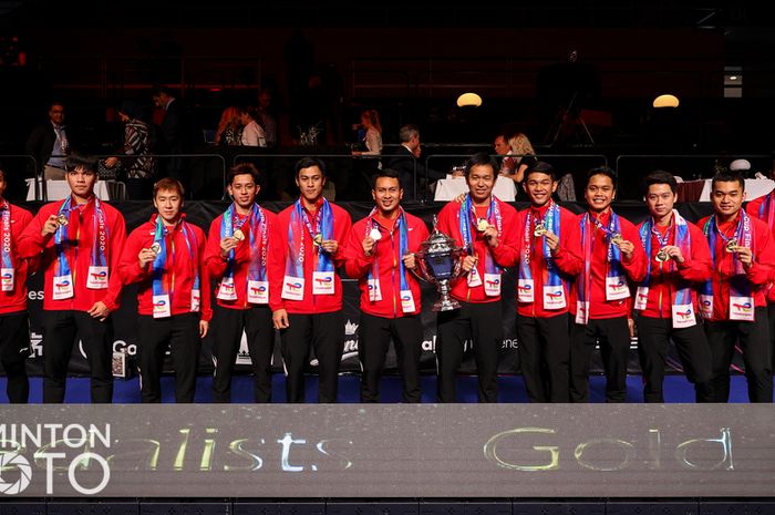 Tim Thomas Cup Indonesia berpose dengan trofi Thomas Cup di Ceres Arena, Aarhus, Denmark, Minggu (17/10/2021).