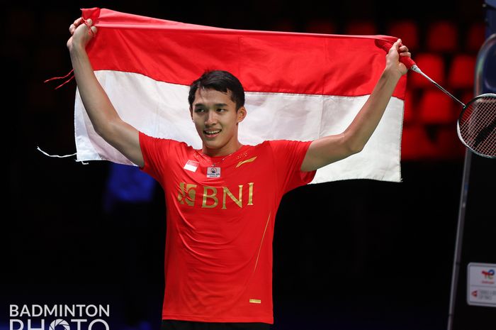 Jonatan Christie saat merayakan kemenangan atas Li Shi Feng di partai final Thomas Cup 2020, Minggu (17/10/2021). Hasil tersebut membuat Indonesia mengalahkan China 3-0 dan menjadi juara Thomas Cup 2020.