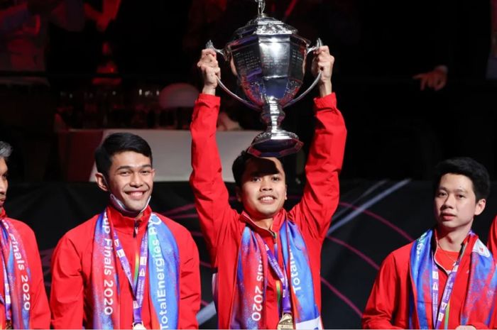 Tim Piala Thomas Indonesia akhirnya  juara setelah menanti 19 tahun. Tampak Anthony Sinisuka Ginting mengangkat trofi Piala Thomas seusai menekuk China 3-0 dalam final di Ceres Arena, Aarhus, Denmark, Minggu (17/10/2021) malam WIB.