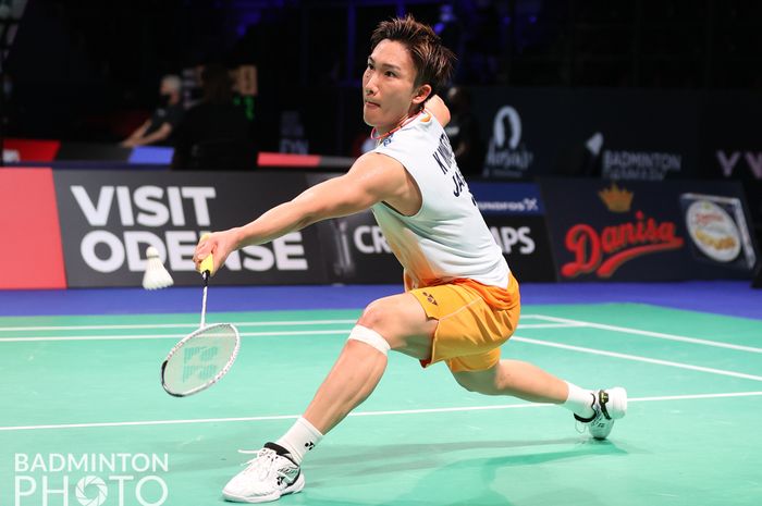 Pebulu tangkis tunggal putra Jepang, Kento Momota, saat bertanding melawan wakil Prancis, Toma Junior Popov, pada babak kesatu Denmark Open 2021 di Odense Sports Park, Odense, Denmark, Selasa (19/10/2021).