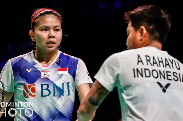 Pasangan ganda putri Indonesia, Greysia Polii/Apriyani Rahayu, melakukan tos saat menjalani pertandingan melawan wakil Malaysia, Pearly Tan/Thinaah Muralitharan, pada babak kesatu Denmark Open 2021 di Odense Sports Park, Odense, Denmark, Selasa (19/10/2021).