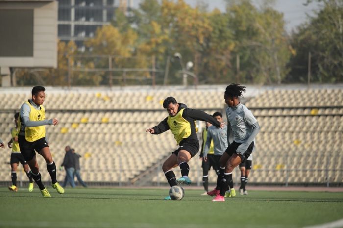 (Ki-ka) Rizky Ridho, Asnawi Mangkualam, dan Ronaldo Kwateh tengah berlatih dalam pemusatan latihan timnas U-23 Indonesia di Tajikistan.