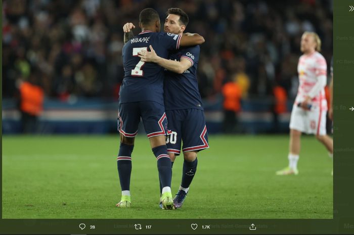 Lionel Messi dan Kylian Mbappe berpelukan usai laga PSG vs RB Leipzig, Rabu (20/10/2021) dini hari WIB.